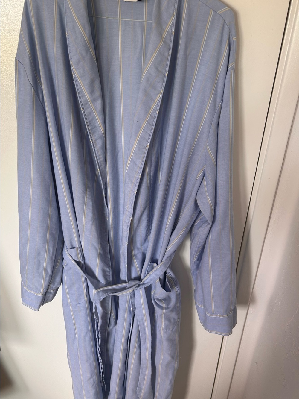 Classic vintage Austin Manor men’s  loungewear robe featuring a light blue body.